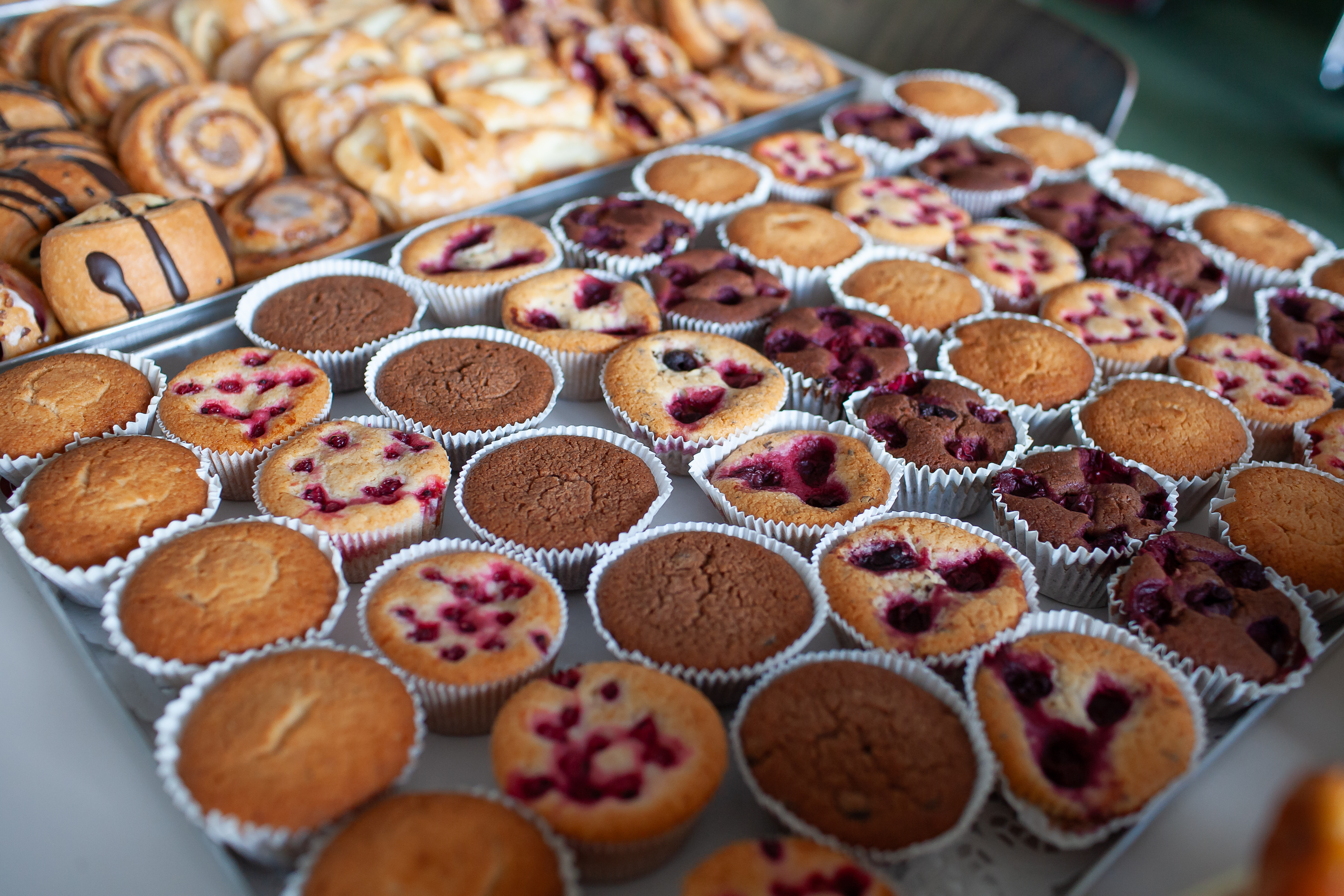 Kaffeepause mit Muffins und anderem Gebäck